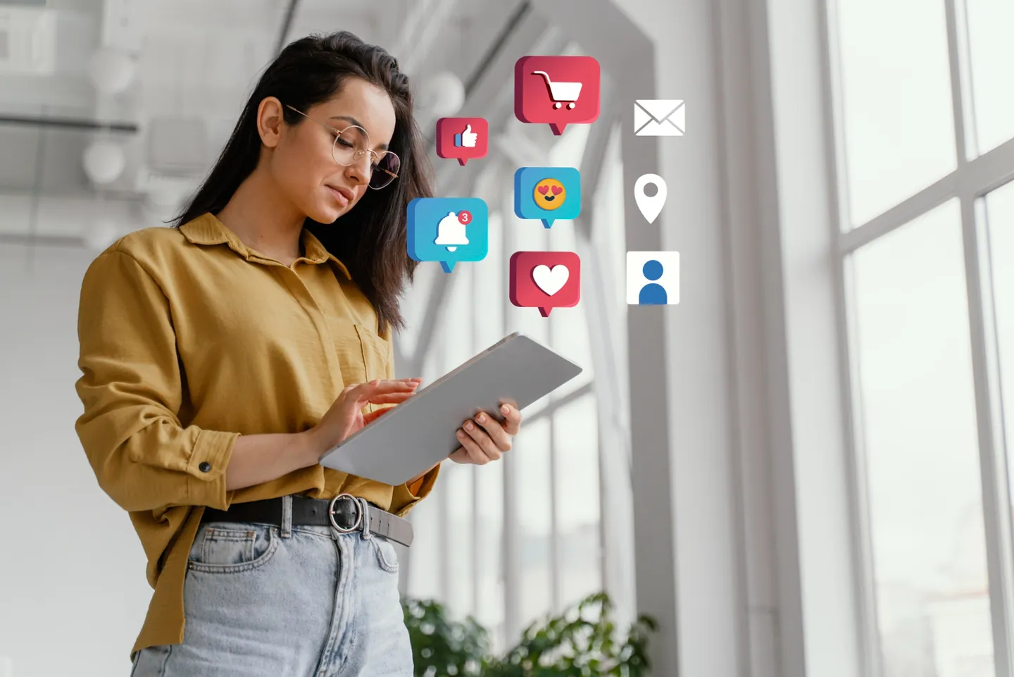 Profissional de social media analisando conteúdo e métricas em um tablet