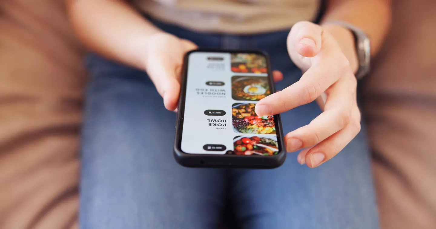 Cardápio digital de restaurante aberto em um celular