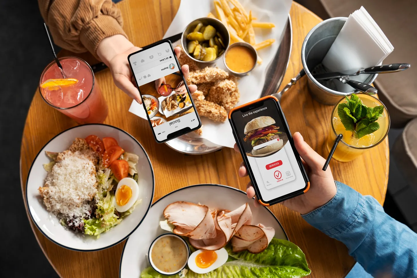 Mãos fotografando pratos com o celular para divulgar um restaurante